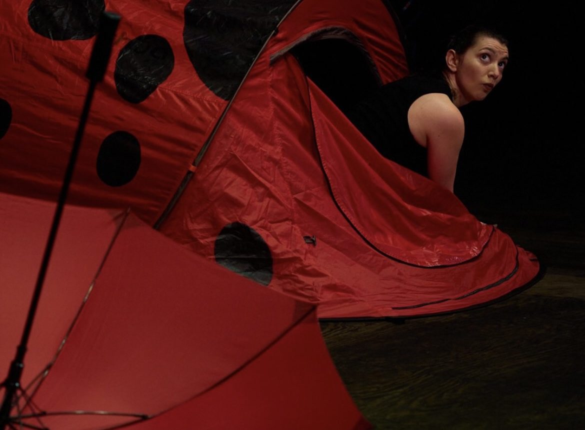 Pieds nus dans l’herbe - Compagnie Arcane © Ernesto Timor