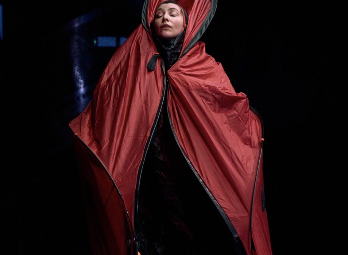 Pieds nus dans l’herbe - Compagnie Arcane © Ernesto Timor